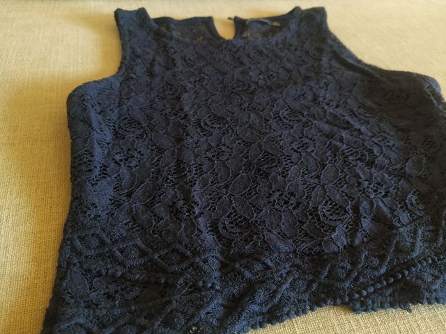 Top corto de encaje Bershka.
