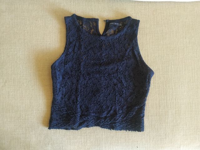 Top corto de encaje Bershka.