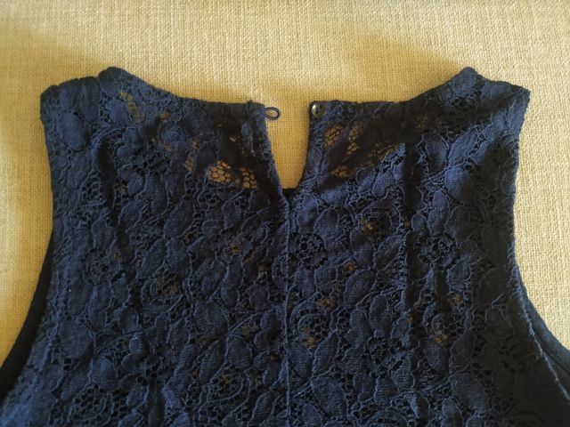 Top corto de encaje Bershka.