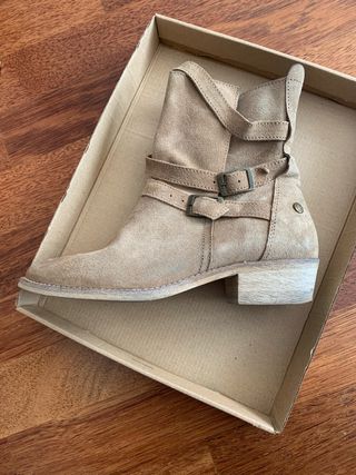 Botas piel girada t.38 de segunda mano por 22 EUR en Sant Cugat del Vallès  en WALLAPOP