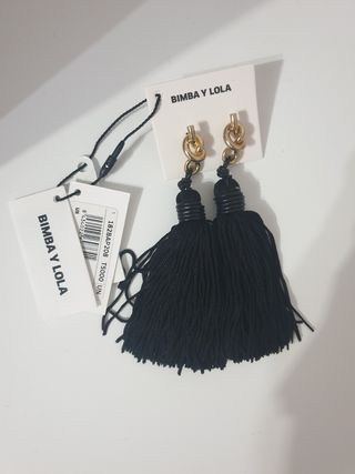 Pendientes largos negros bimba y lola de segunda mano por 15 EUR en Madrid  en WALLAPOP