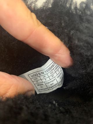 UGG negras con lazo de segunda mano por 55 EUR en Granollers en WALLAPOP