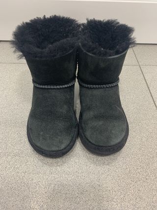 UGG negras con lazo de segunda mano por 55 EUR en Granollers en WALLAPOP