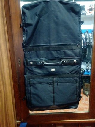 Maleta porta traje de segunda mano por 5 EUR en Calella en WALLAPOP