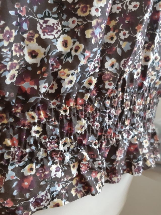 Blusa marrón de flores