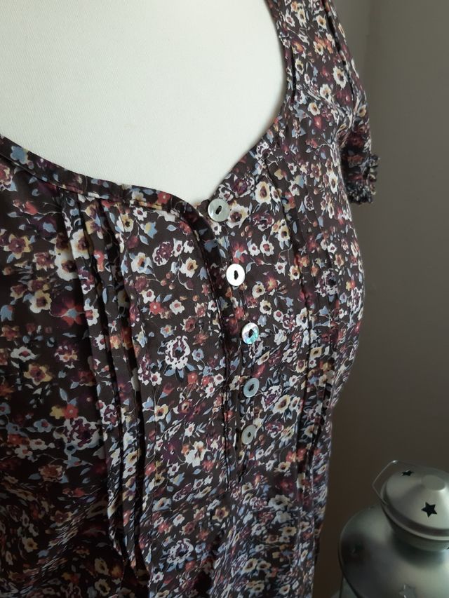 Blusa marrón de flores