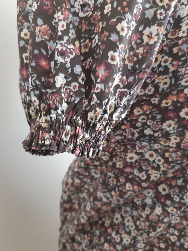 Blusa marrón de flores