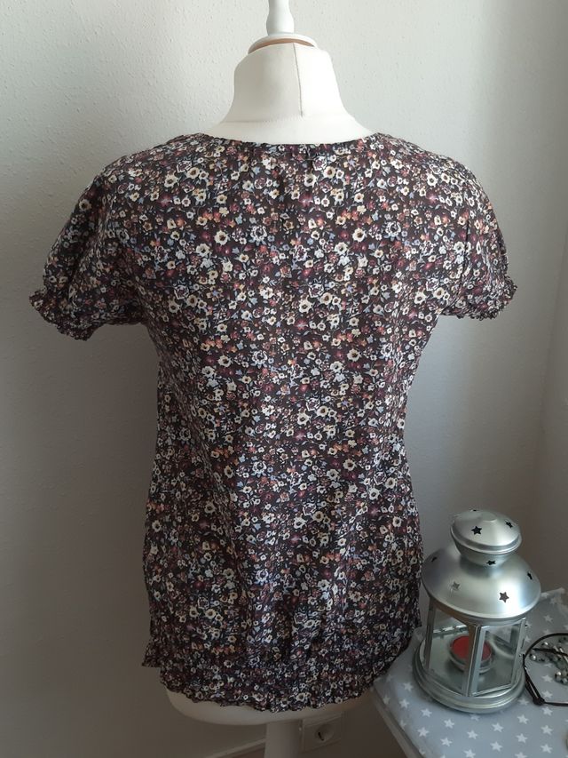 Blusa marrón de flores