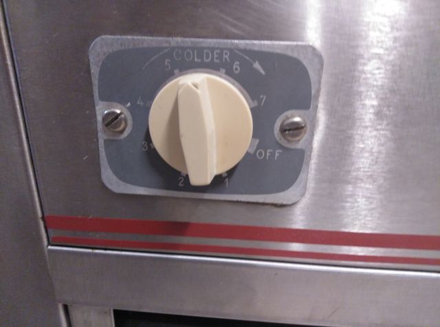 Mostrador, mesa refrigeradora y botellera.