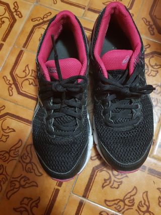 Zapatillas Asics 37 rosa y negras de segunda mano por 20 EUR en  Almendralejo en WALLAPOP