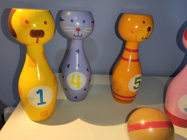Juego bolos madera para niños. Goula.