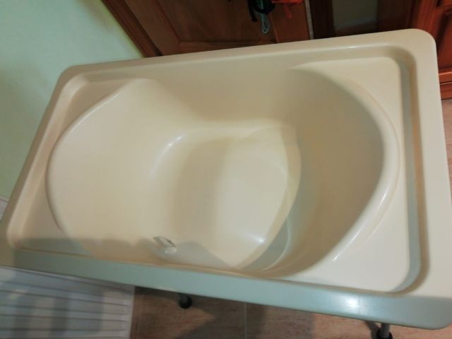 Bañera bebé y soporte con patas.