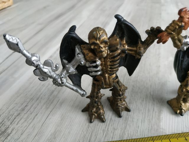 2 figuras de esqueletos. skull fighters '90