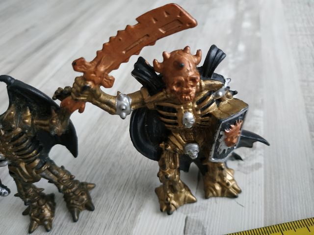 2 figuras de esqueletos. skull fighters '90