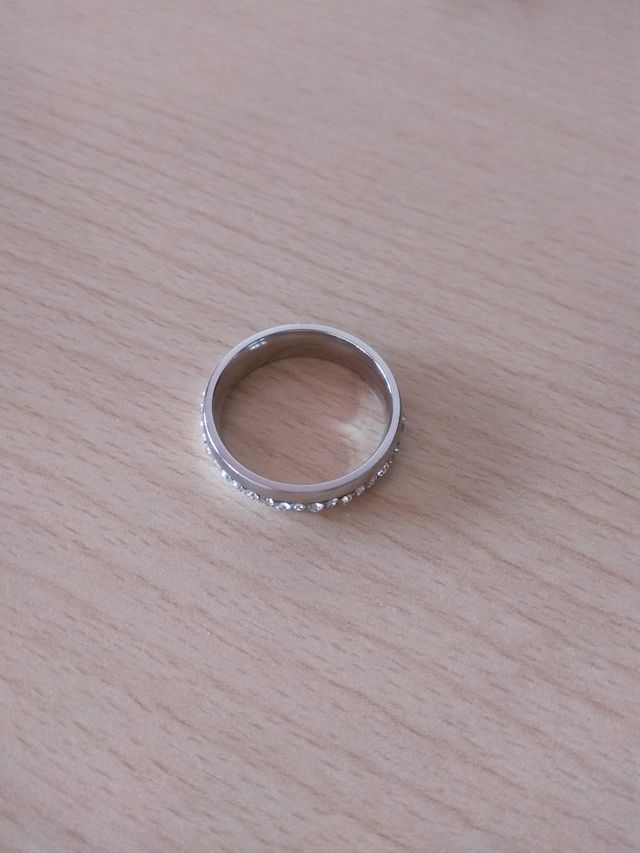 Anillo plateado con piedras blancas