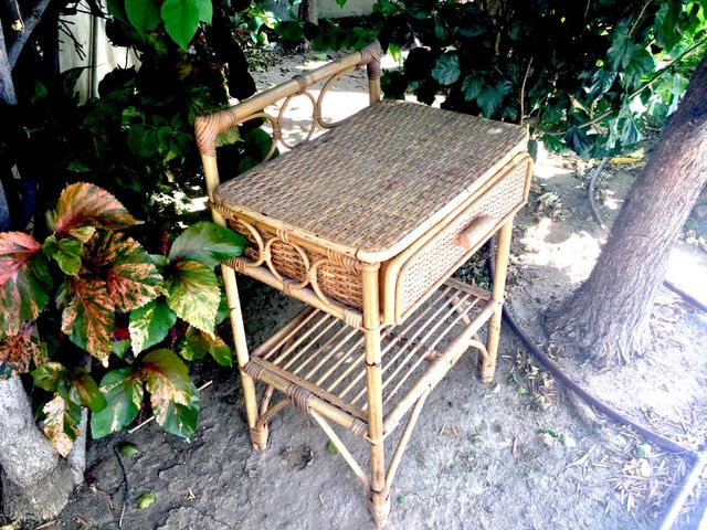 Mesita de caña vintage de segunda mano por 65 € en Torremolinos en WALLAPOP