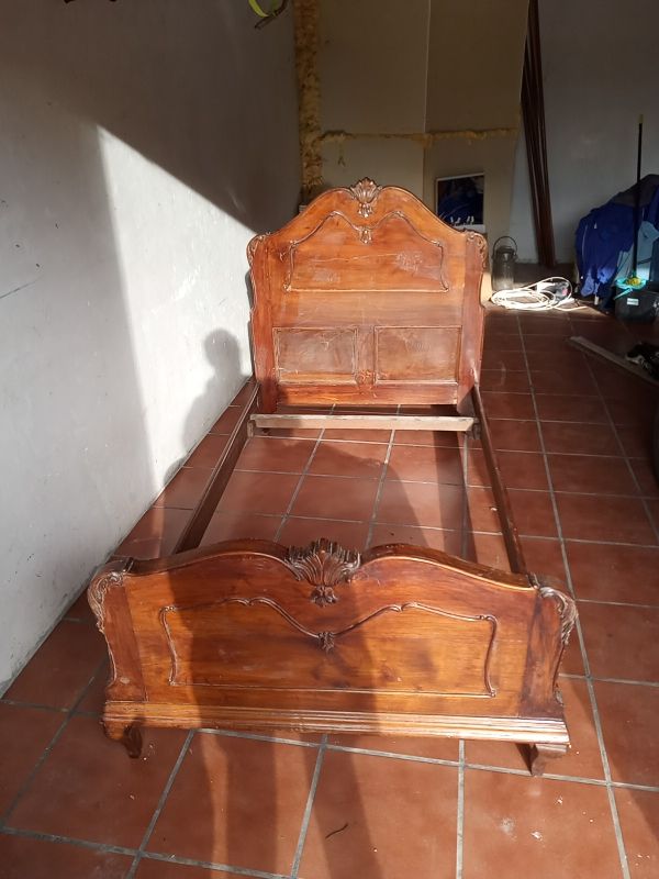 cama de madera maciza