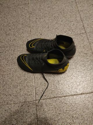 Botas de fútbol Nike mercurial profesionales. de segunda mano por 15 EUR en  Sevilla en WALLAPOP