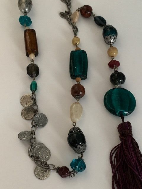 COLLAR LARGO CON BORLA