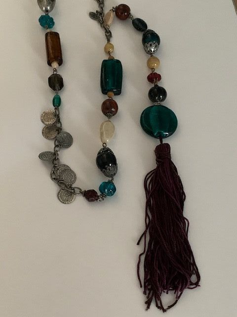 COLLAR LARGO CON BORLA