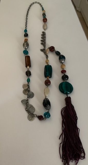 COLLAR LARGO CON BORLA