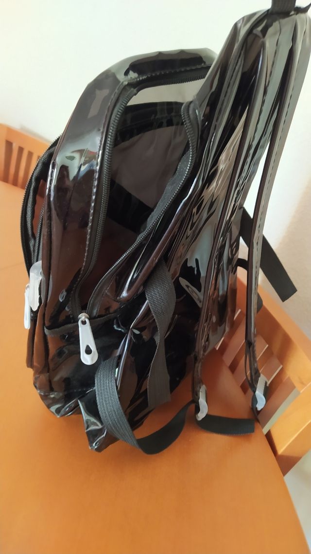 MOCHILA NEGRA DE PLÁSTICO