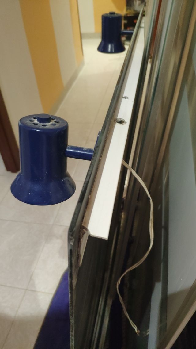 Espejo de baño con apliques pintados en azul. de segunda mano por 8