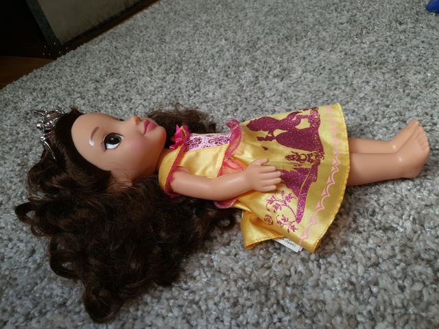 Muñeca de la bella y la bestia .