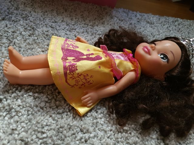 Muñeca de la bella y la bestia .