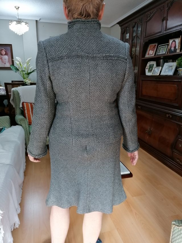Traje de chaqueta y falda.