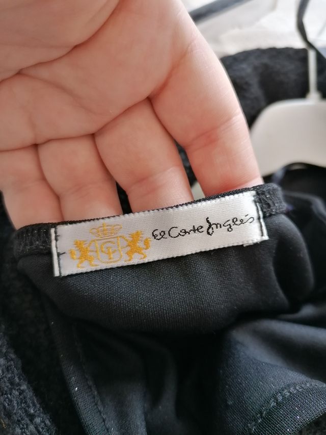 Vestido de fiesta negro, del Corte Inglés.