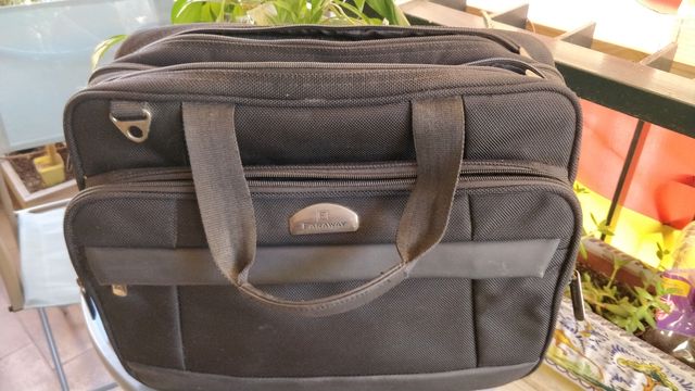 Maletín negro para portátil y documentos