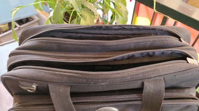 Maletín negro para portátil y documentos