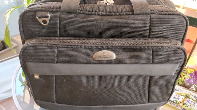 Maletín negro para portátil y documentos