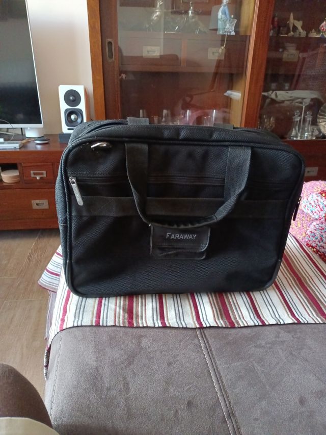 Maletín negro para portátil y documentos