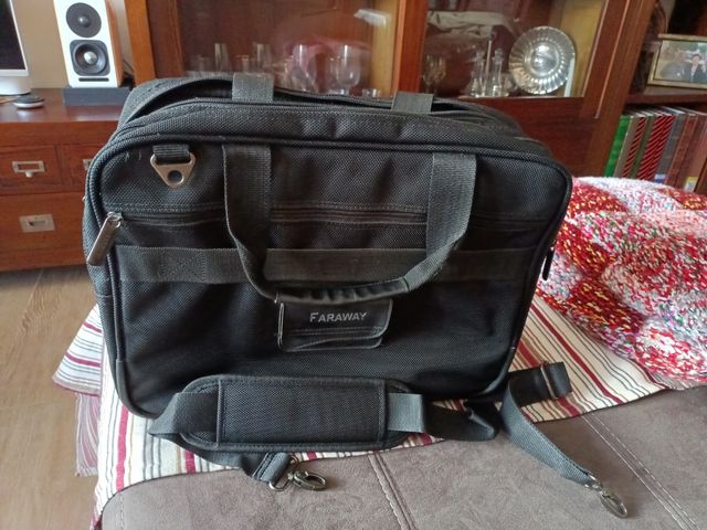 Maletín negro para portátil y documentos