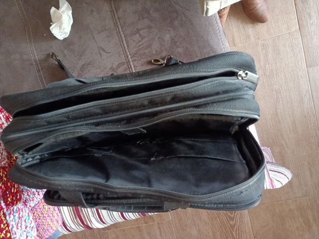 Maletín negro para portátil y documentos