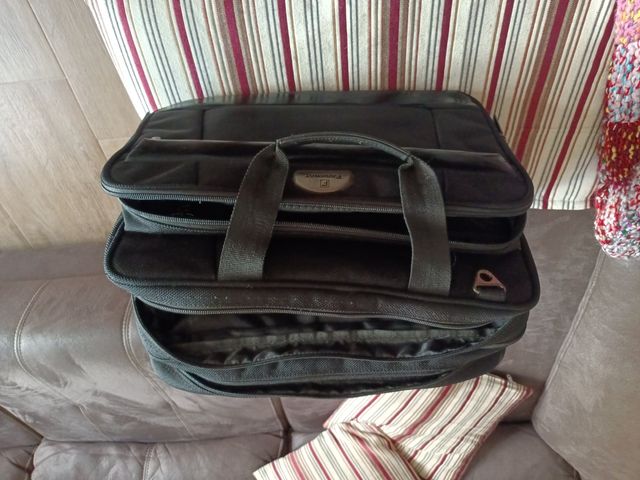 Maletín negro para portátil y documentos