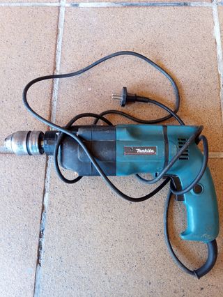 Taladro percutor Makita HP2031 de segunda mano por 70 EUR en Vidreres en  WALLAPOP