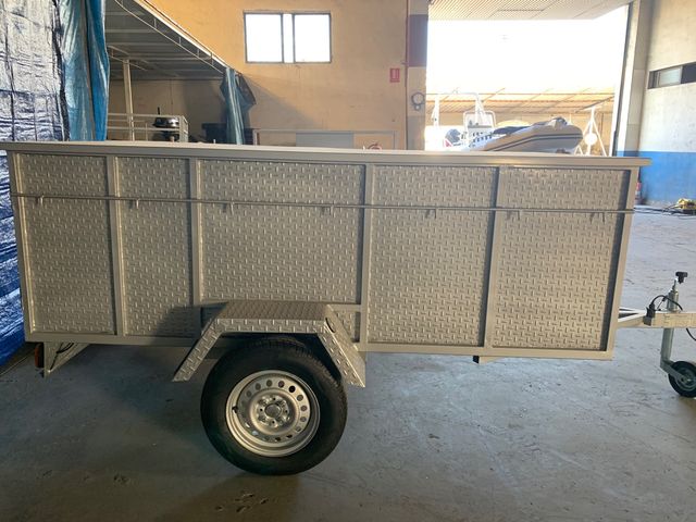 Remolque con tapadera