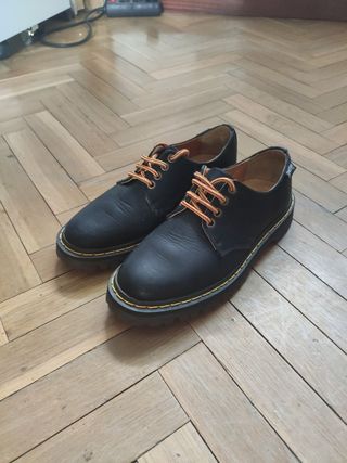 Zapatos negros tipo DR MARTENS de segunda mano por 25 EUR en Madrid en  WALLAPOP