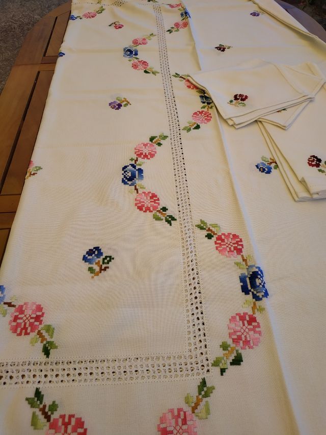 Mantelería bordada en color