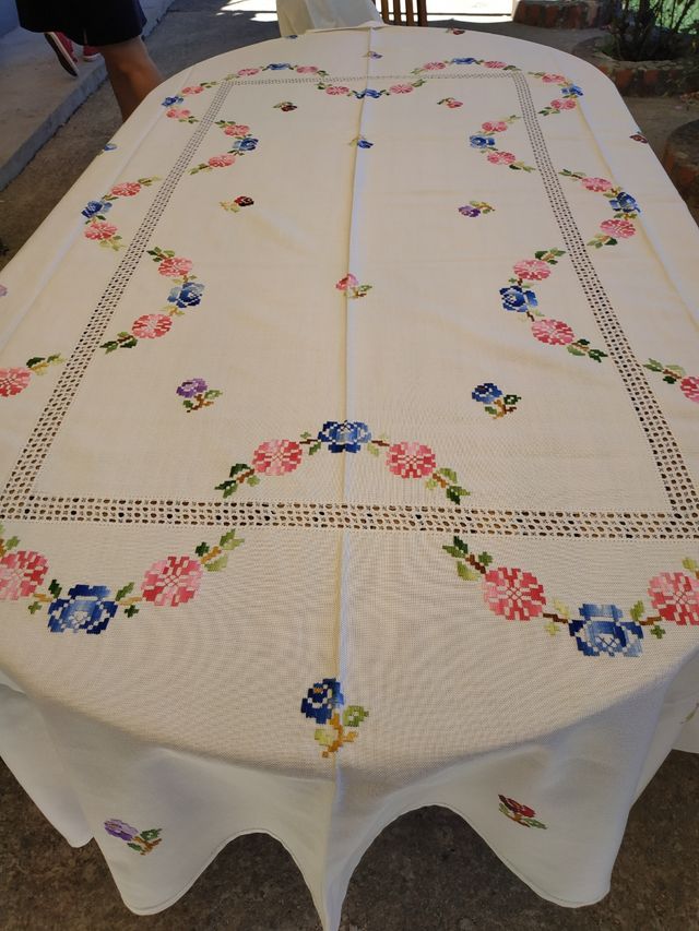 Mantelería bordada en color