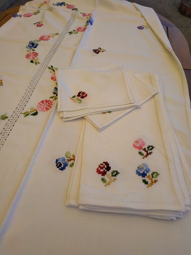 Mantelería bordada en color