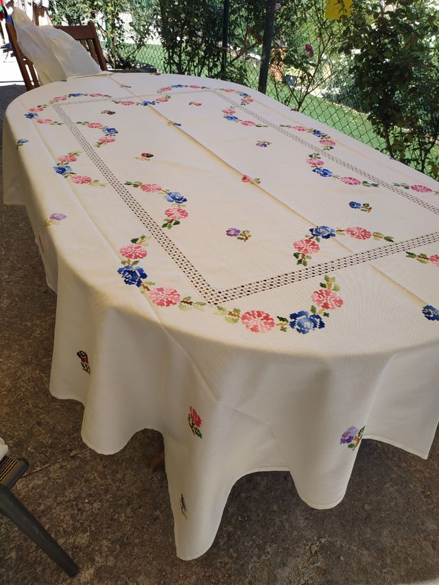 Mantelería bordada en color