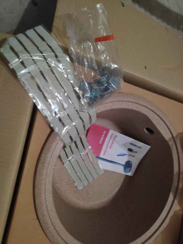 Fregadero de un seno de granito marca Plados.