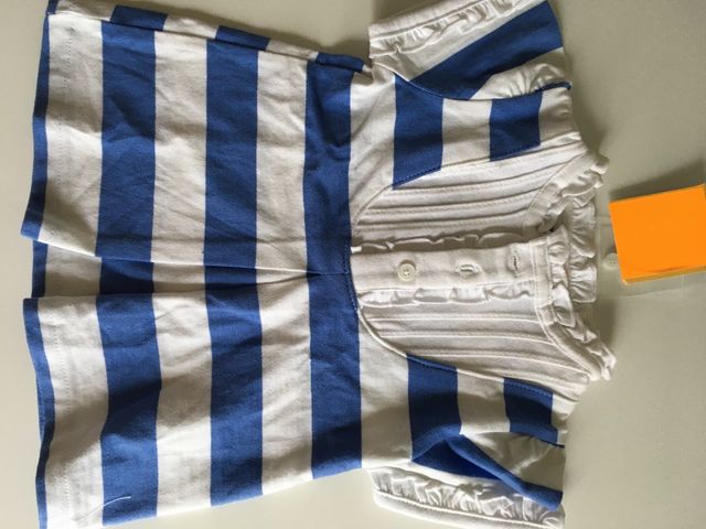 Camiseta  bebe blanca y azul  marca gocco 6/9meses