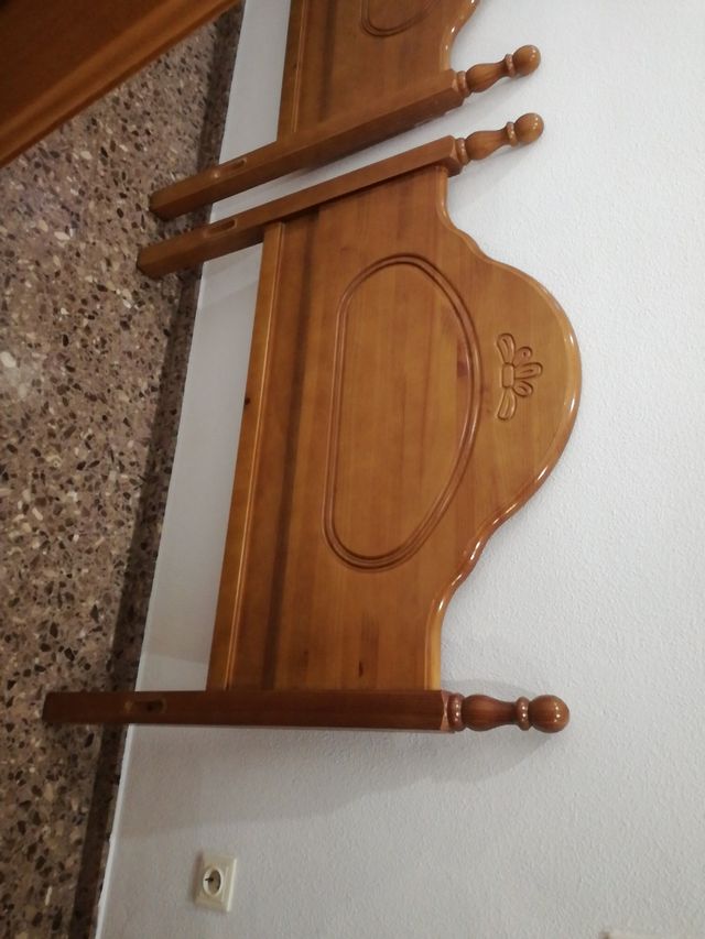 Cama con largueros y respaldo.