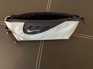 ESTUCHE ESCOLAR NIKE de segunda mano por 5 EUR en Cabezo de Torres en  WALLAPOP