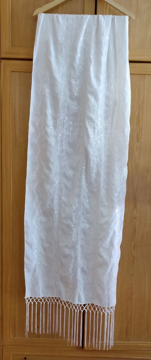 Fular blanco con lentejuelas transparentes+flecos